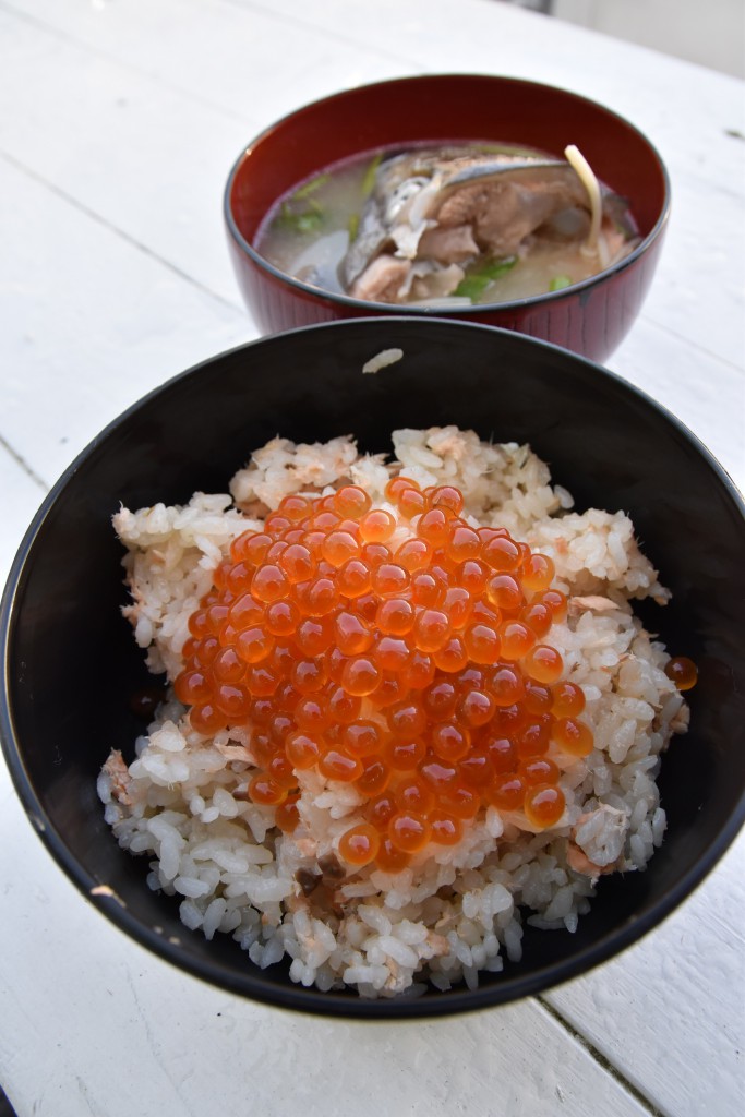 ジャジャーン!美代子おばあちゃん特製のはらこ飯と鮭のアラ汁です