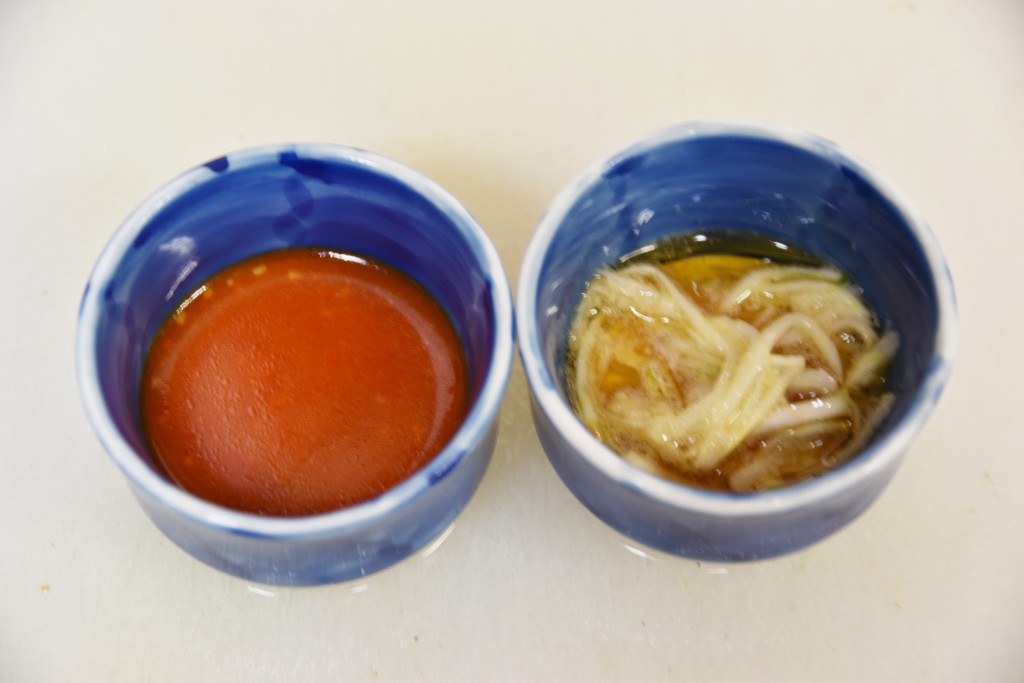 右が「塩にんにく」、左がチリソース