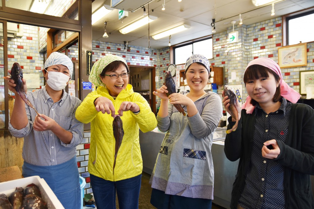 こわごわお魚を触る新規部員たち