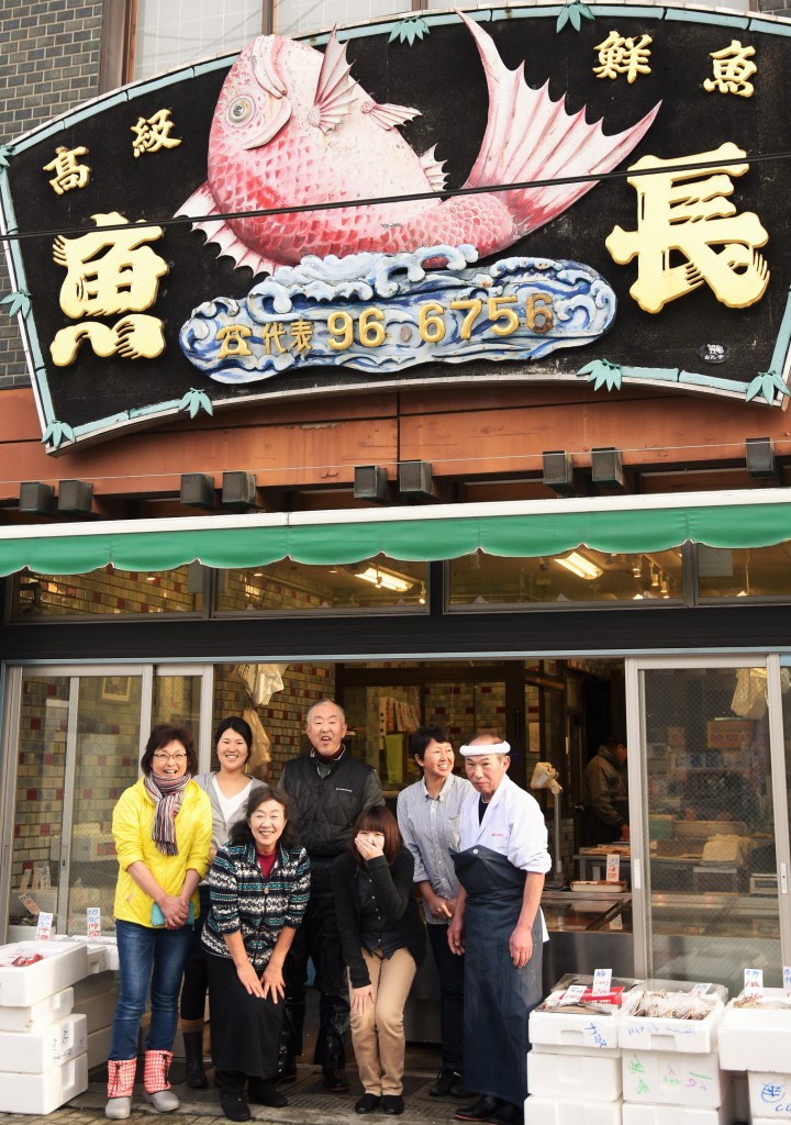 【石巻さかな女子部】の監督夫妻とお刺身の先生ハルオさんと記念撮影