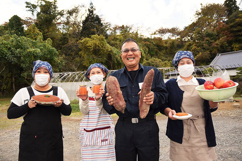 佐藤仁美さん(男性)と奥様(右)。 小さな子どもがいて働くのが難しい若いママなどを雇用し、事業を立ちあげた