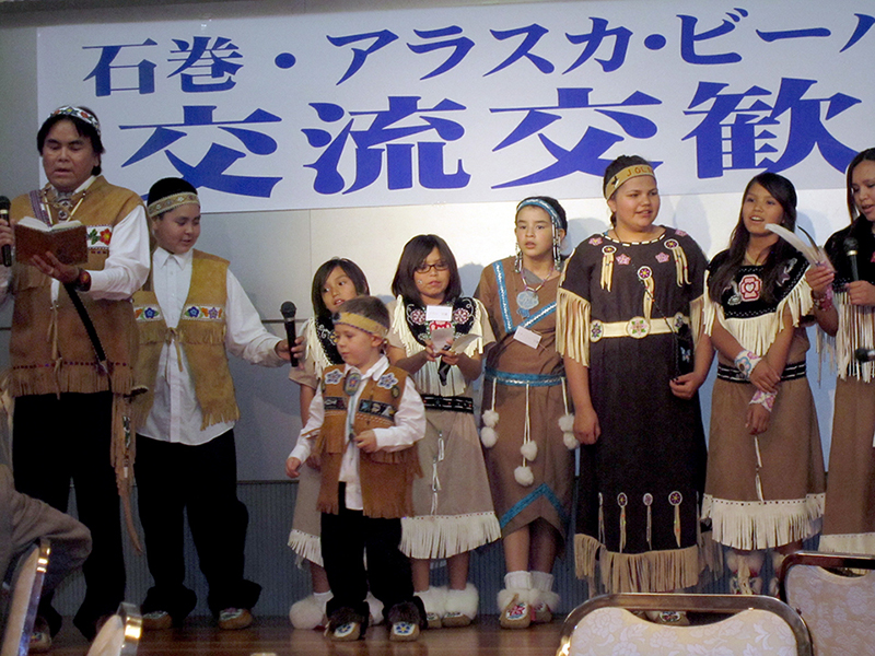 2008年に石巻を訪問し、伝統の歌と踊りを披露したビーバー村の人々