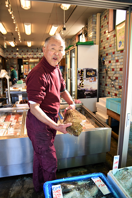 「お、そりゃいいね!」と快諾の【魚長商店】店主・阿部長一郎さん