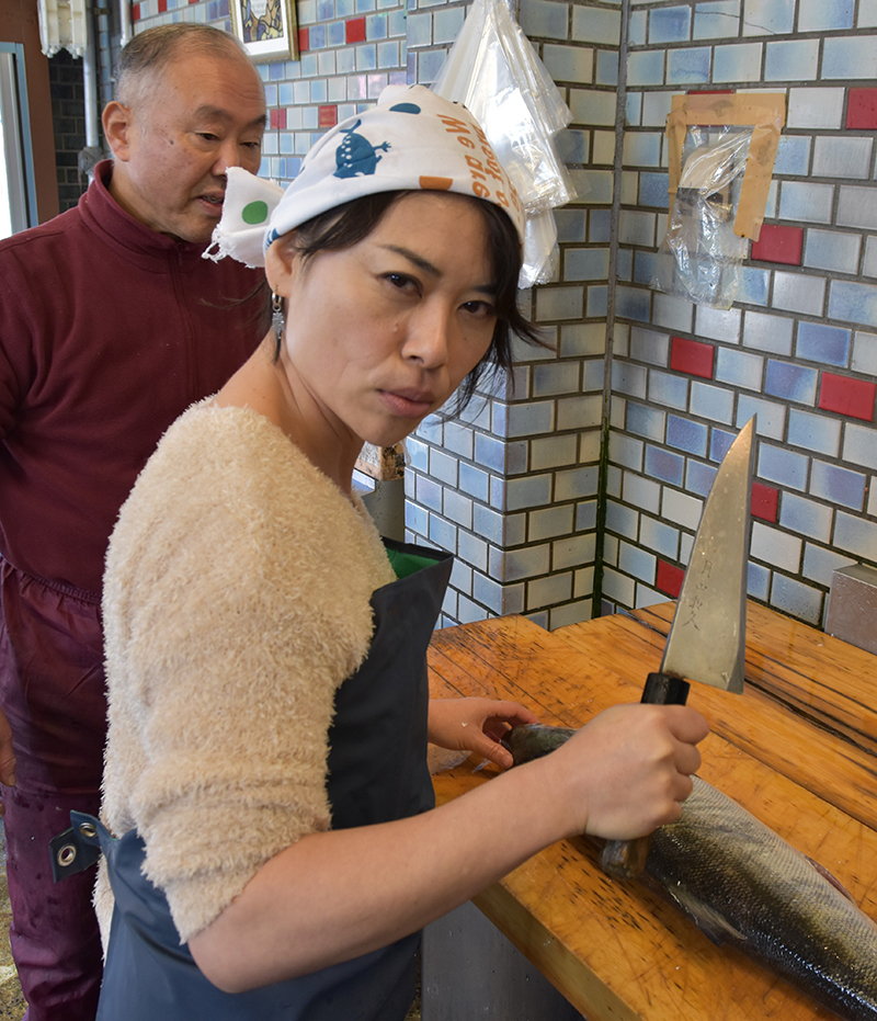 出刃包丁とウロコとり器は、さかな女子の必須アイテム