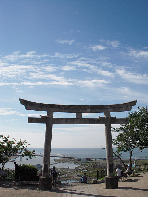 日和山のシンボル、大鳥居