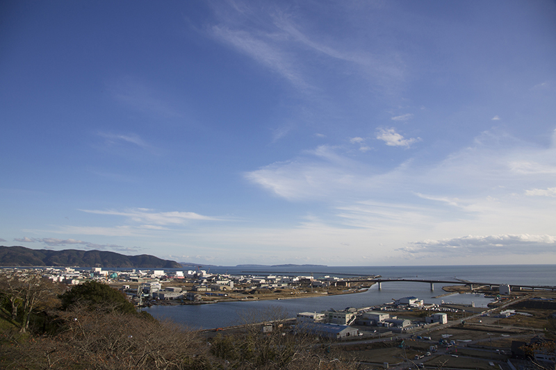 手前が川、橋の向こうに広がるのが太平洋