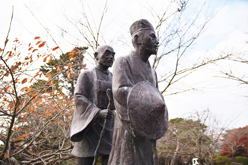 日和山には弟子の「曽良（そら）」を伴った銅像が