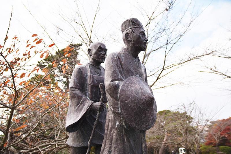日和山には弟子の「曽良(そら)」を伴った銅像が