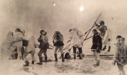 エスキモーの鯨漁に参加するフランク安田(振り向く男性)。狩猟の腕は相当のものだったと言われる。
