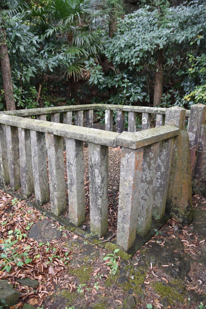 護良親王の墓と言われる盛り土。一皇子神社の社殿の裏にある