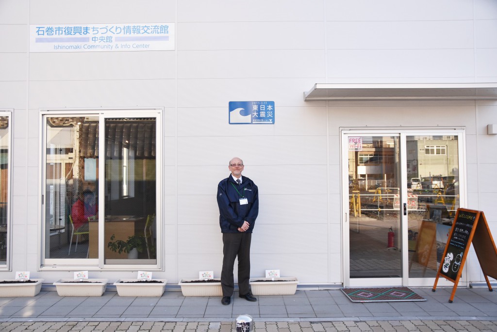 情報館の外壁には津波が来た高さを示す標識が。背の高いリチャードさんも飲み込まれる高さ