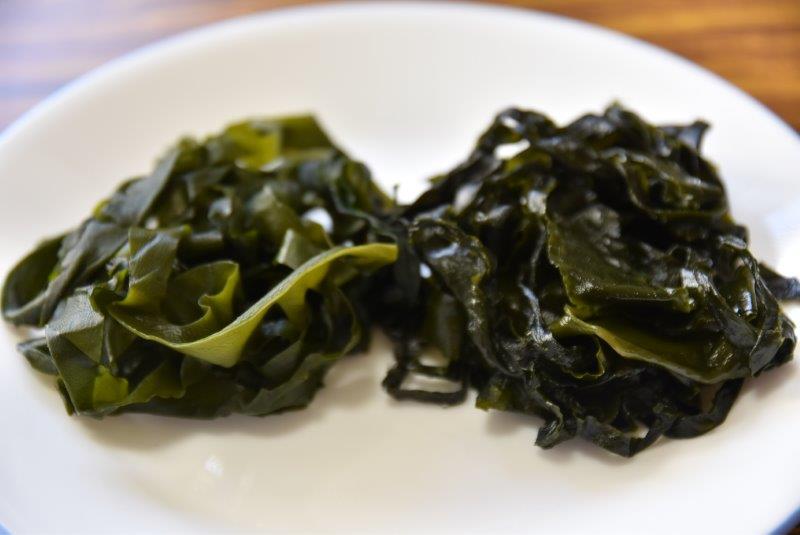 同じ石巻産でも作る場所によって質感や味が異なる。左は北上町十三浜産、右は雄勝(おがつ)産のわかめ