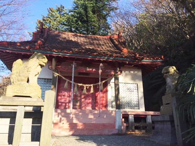 鳥居をくぐり、山肌の奥まったところにある小さな神社。ここに、ものすごい伝説が！