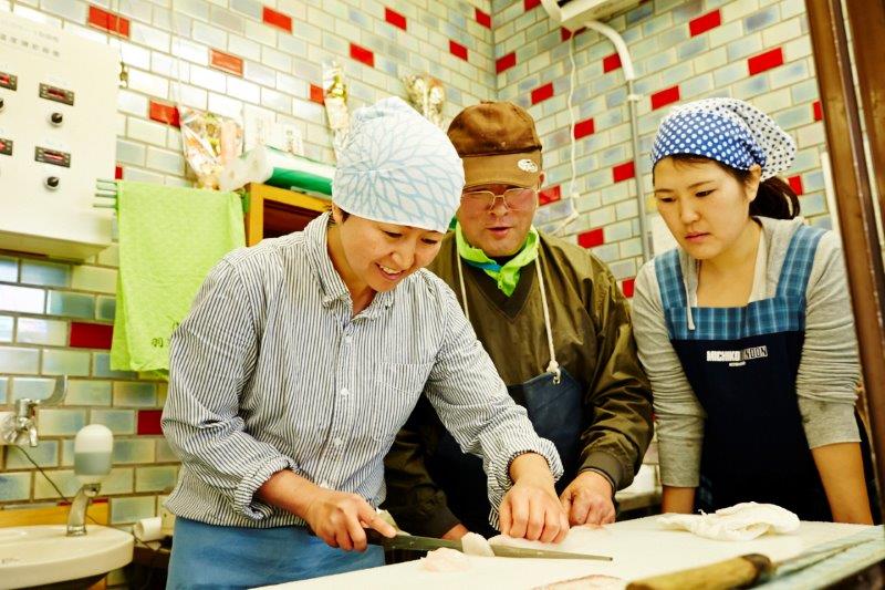 刺身用の切り身は、まな板や包丁も変えるのがプロの仕事