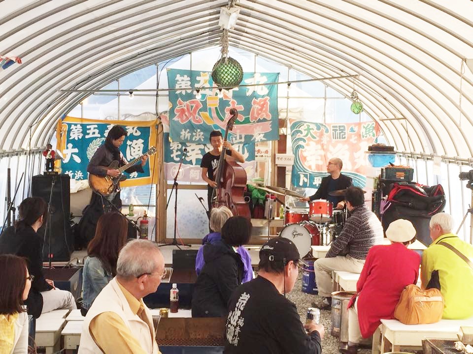 かなり不定期ながら、本格的なジャズバンドなどの生演奏も