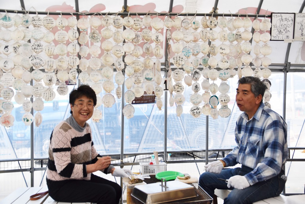 昨年食べた牡蠣の味が忘れられず、今年も茨城県から車を飛ばして来たというご夫婦