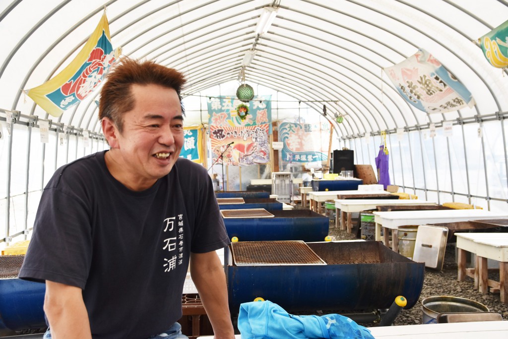 店長の寺岡さんは、愛知県からの移住者。復興支援活動で入った石巻で、震災の翌年にこの『渡波かき小屋』を立ち上げた