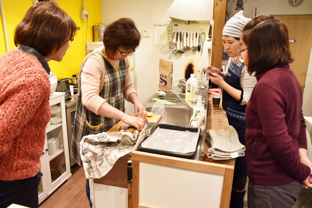 今日の先生は遠山リーダー。部員の中にもお料理名人がたくさん!