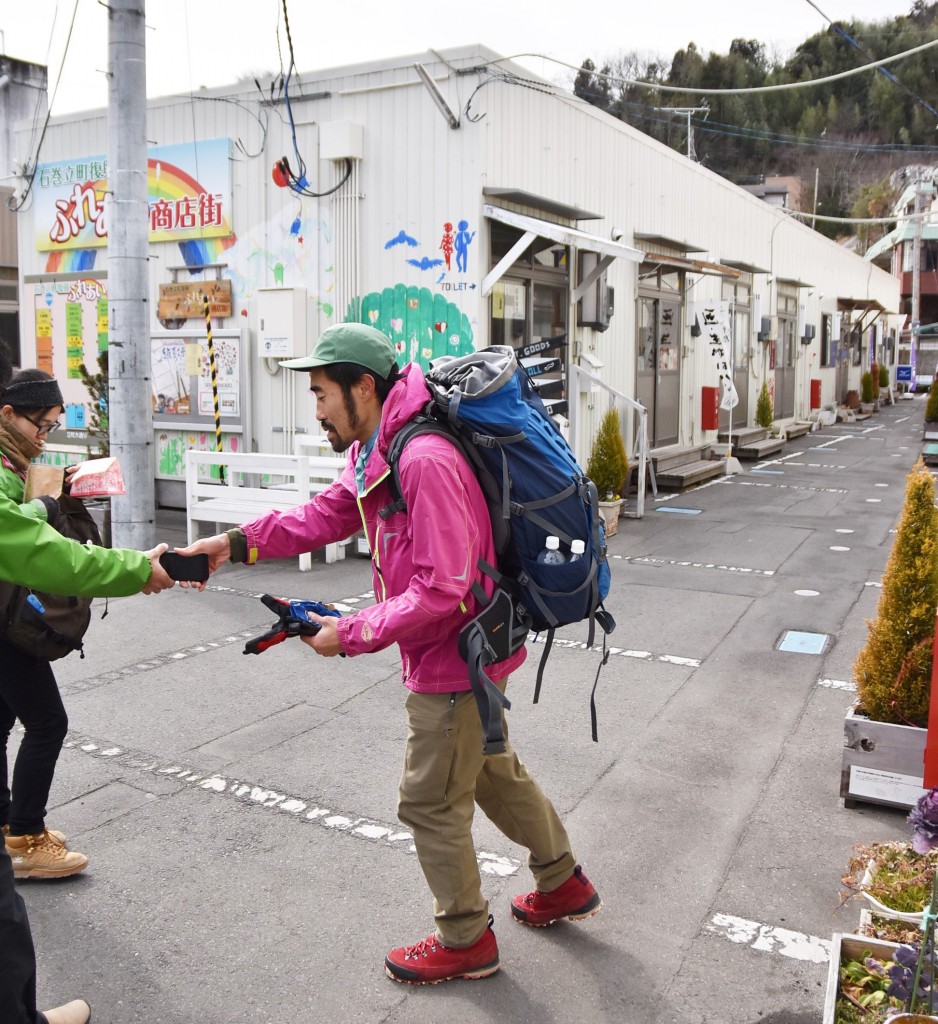 金華山、網地島(あじしま)、田代島など離島も含む牡鹿半島の予定コースを終え、街なかの立町復興商店街に出没したなすびさん