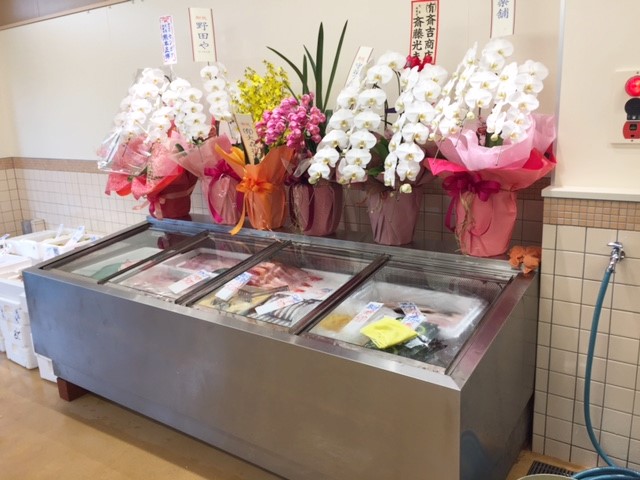 真新しいショーケース。店内にはたくさんのお花が