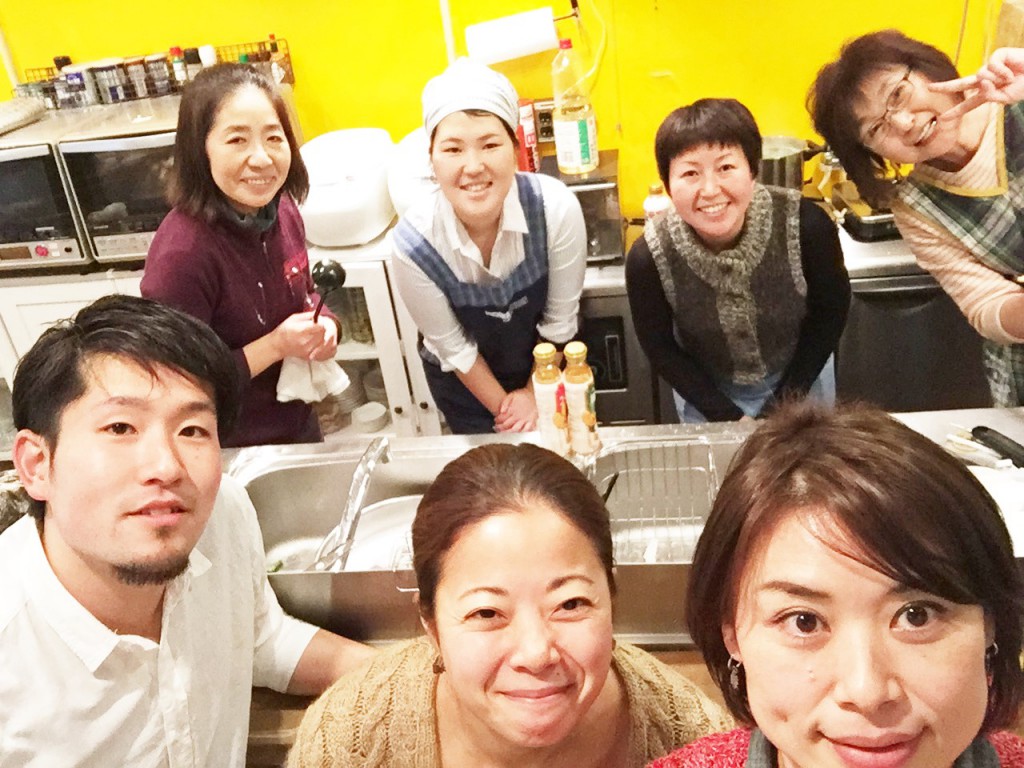 部長・ヨシコがこの日のために用意した自撮り棒を駆使した全員撮影(^O^)/