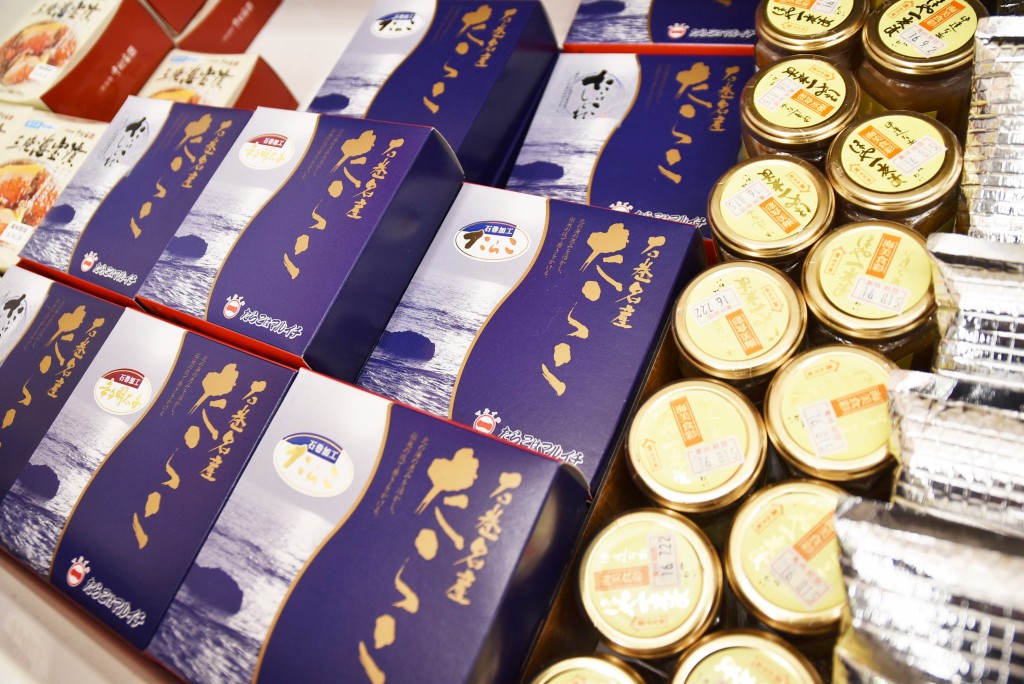 さらにさらに!たらこやホヤの塩辛など、冷凍・冷蔵モノの本格的なお土産もズラリ
