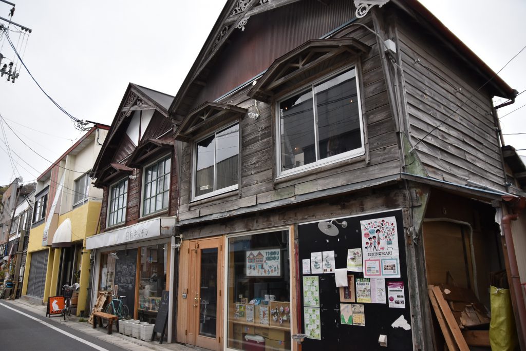 築100年の古民家をリノベーションした建物。1階にはレストランと雑貨店、2階に貸し服屋がオープンした
