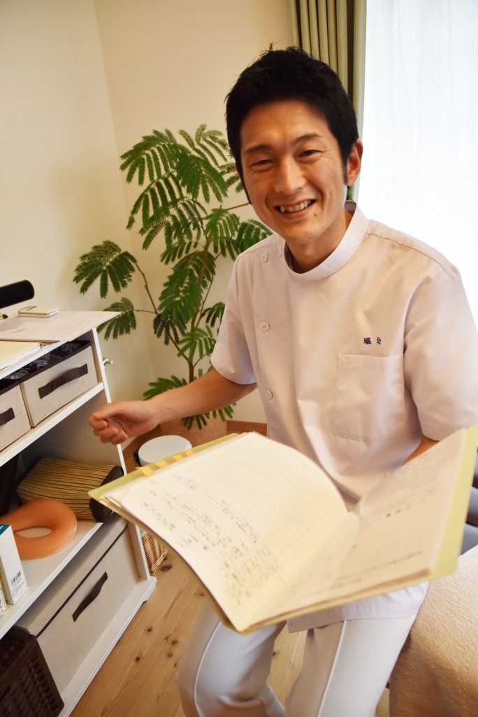 ▲「神の手」と言われる整体師・鶴田昇氏の指導を受けた堀込さん。評判も上々