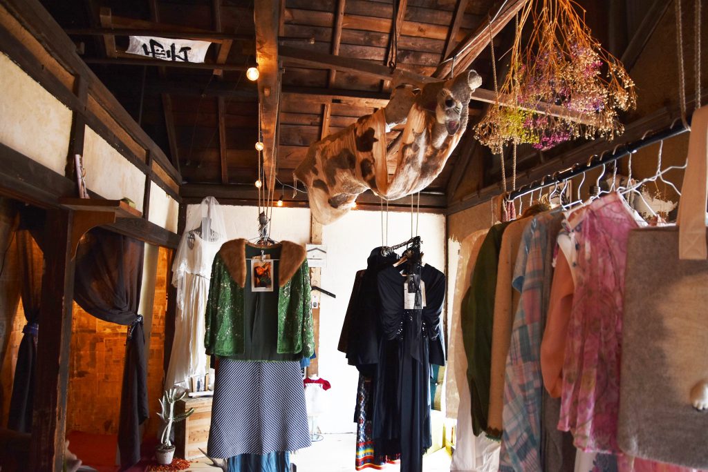 築100年以上の古民家の2階を改修した雰囲気たっぷりのお貸し服屋『日和スタイル』