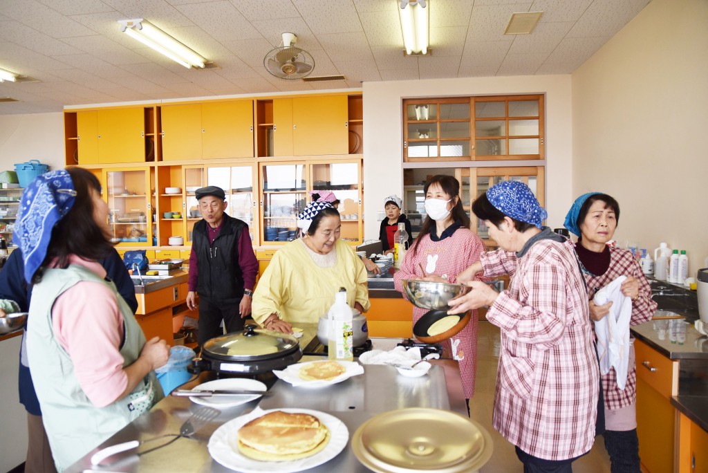 桃生町の食生活改善委員会の皆さん。定期的に集まて地域の食と健康について考えています