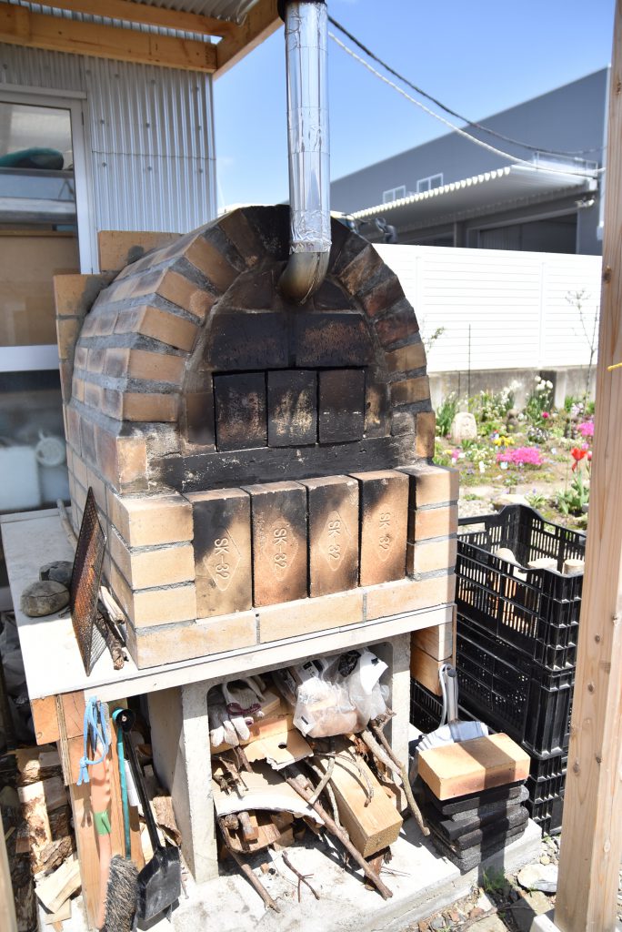 手製のピザ窯。まだ試行錯誤中だが、完成すればご近所とのピザパーティも実現する