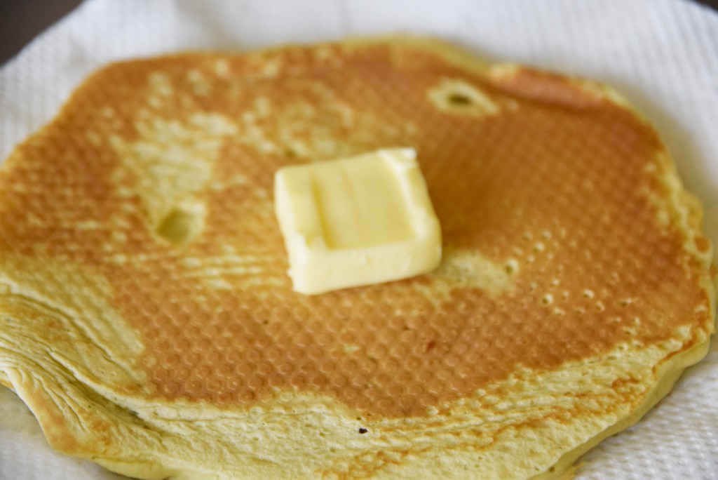 うっすらとお茶の色が出たパンケーキ