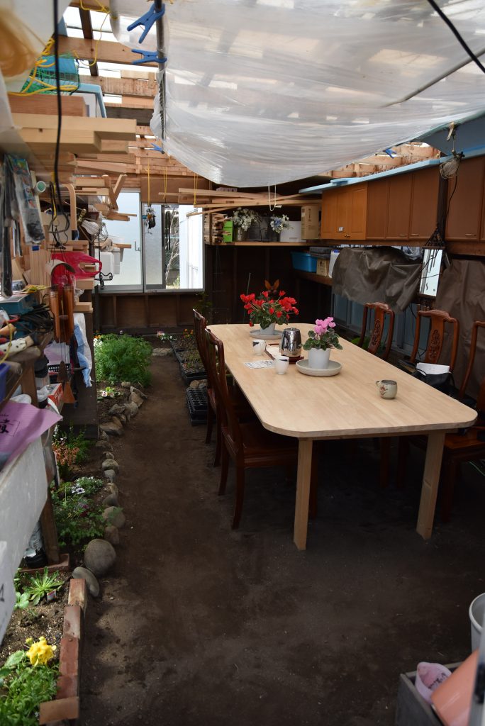 地域の人たちに「お茶っこ」してほしいと建てた温室兼フリースペース