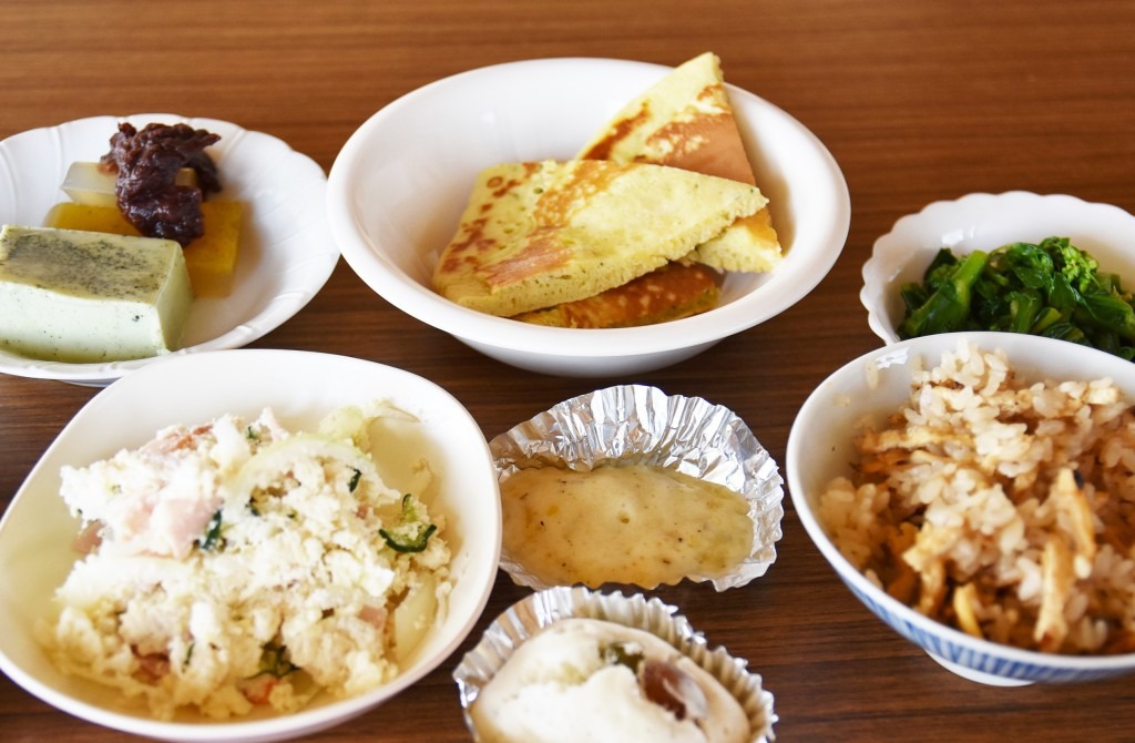 この日の試作メニュー。あさりご飯以外の料理に桃生茶が入ってます