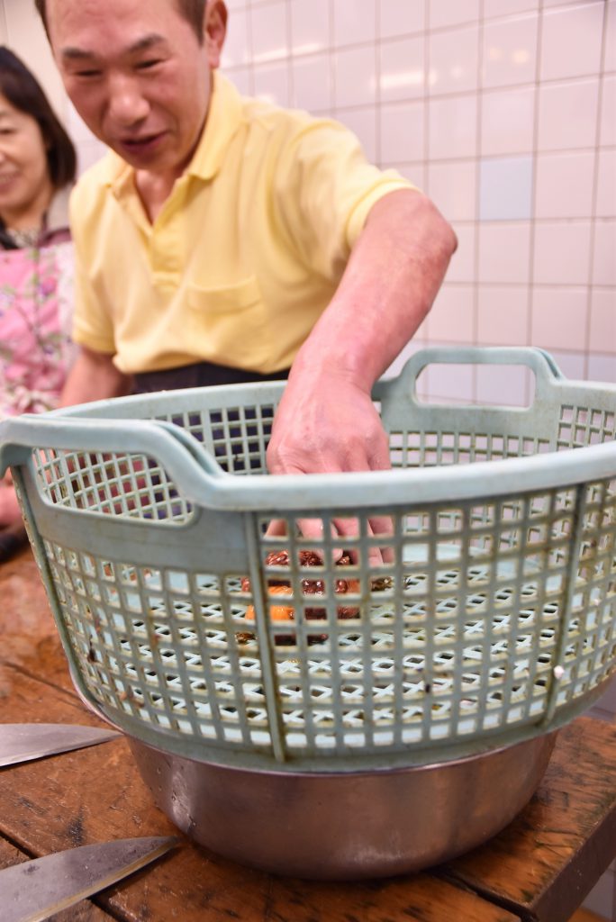 ホヤの中に入っている水、通称『ホヤ水』はけして捨ててはなりません。器の上に置いたザルの上にしばらくホヤを置いて、ホヤ水をキープ