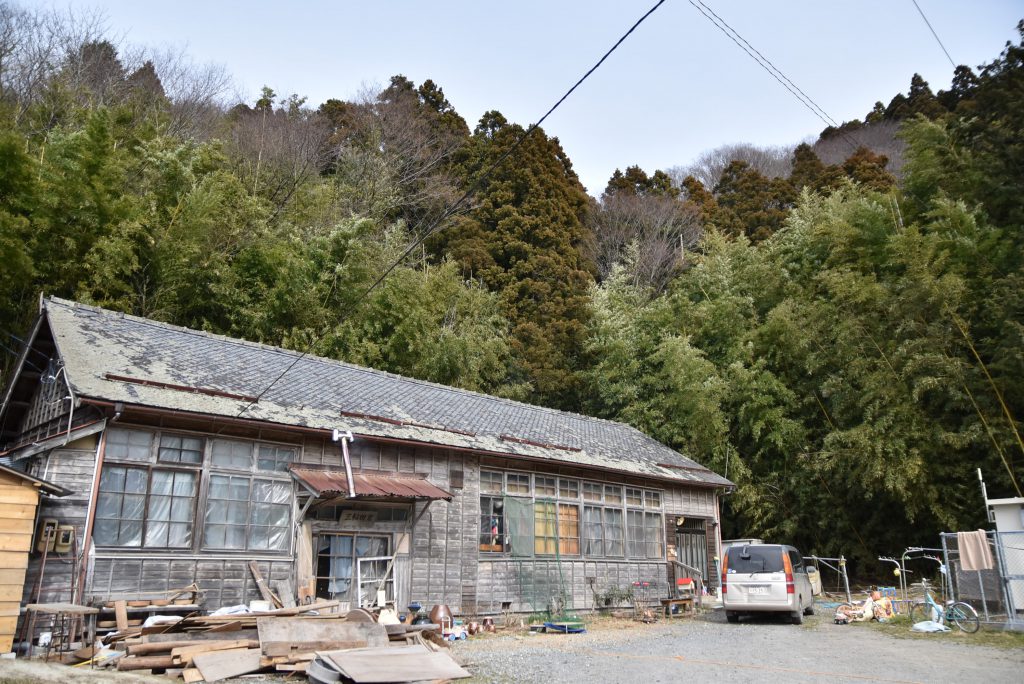 大自然に囲まれた廃校を利用した工房