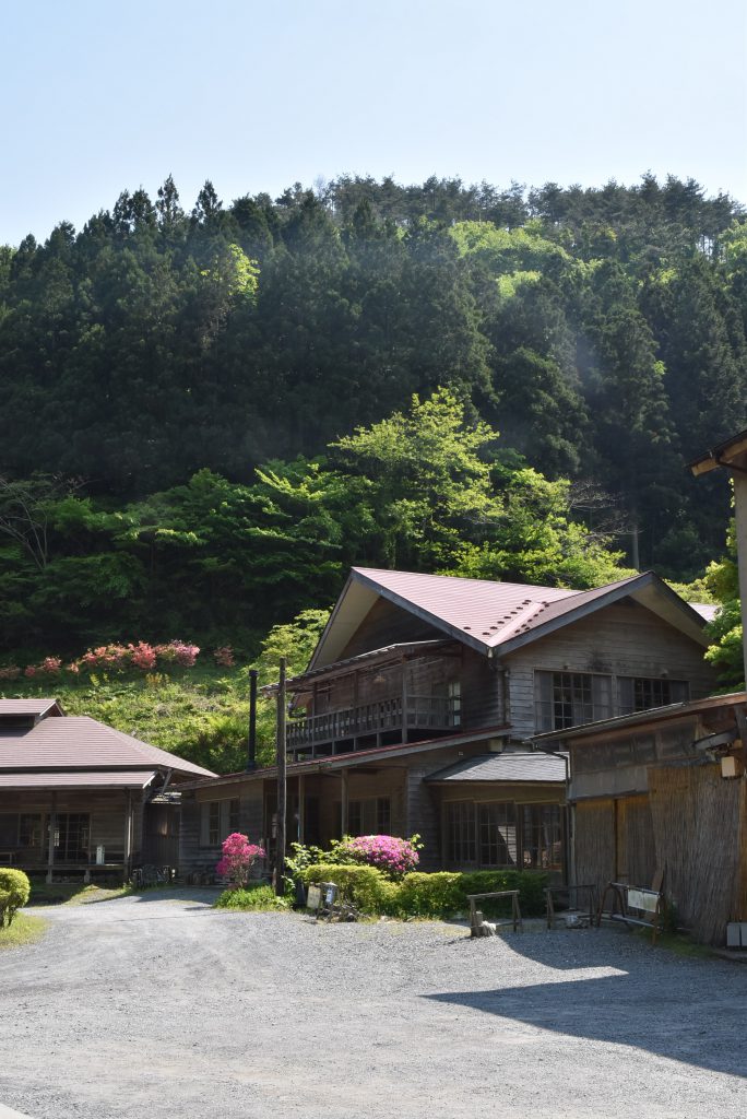 横に広くつながる木造の建物
