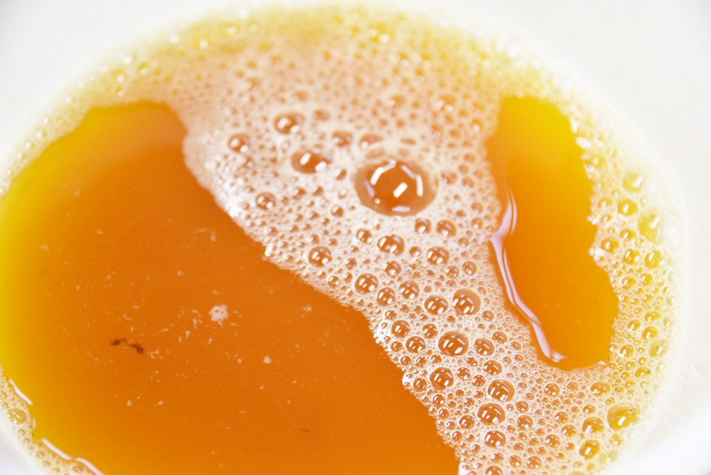 ツウ一押しの食べ方は、「ホヤ水」につけて。自然そのものの風味がたまりません