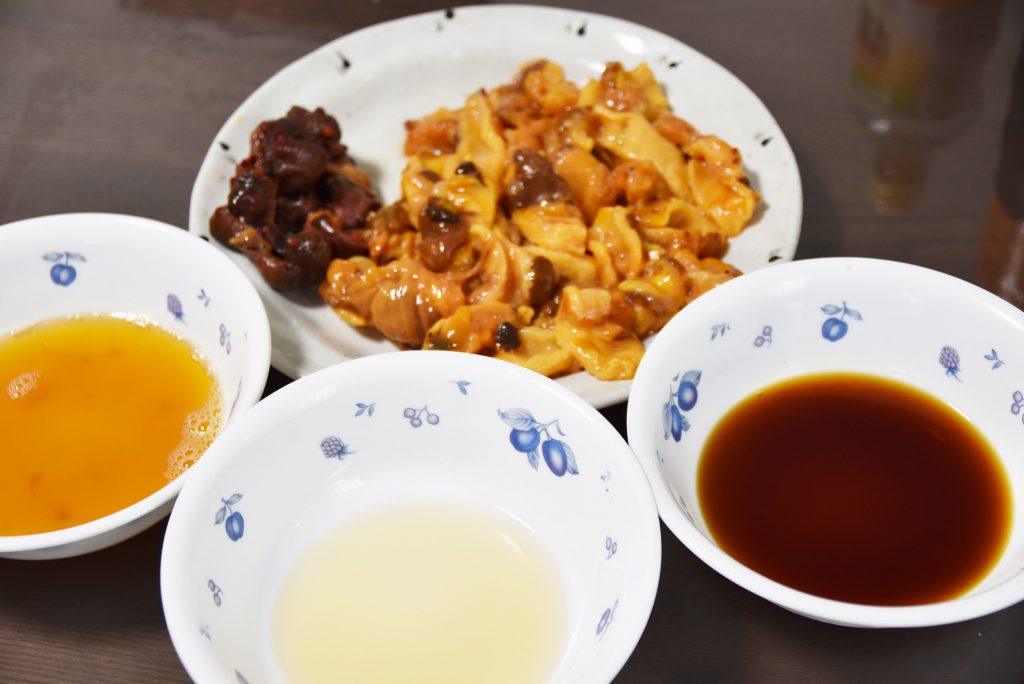 身を食べやすい大きさの短冊に切ってホヤ刺しの出来上がり。ポン酢や酢醤油などお好みで