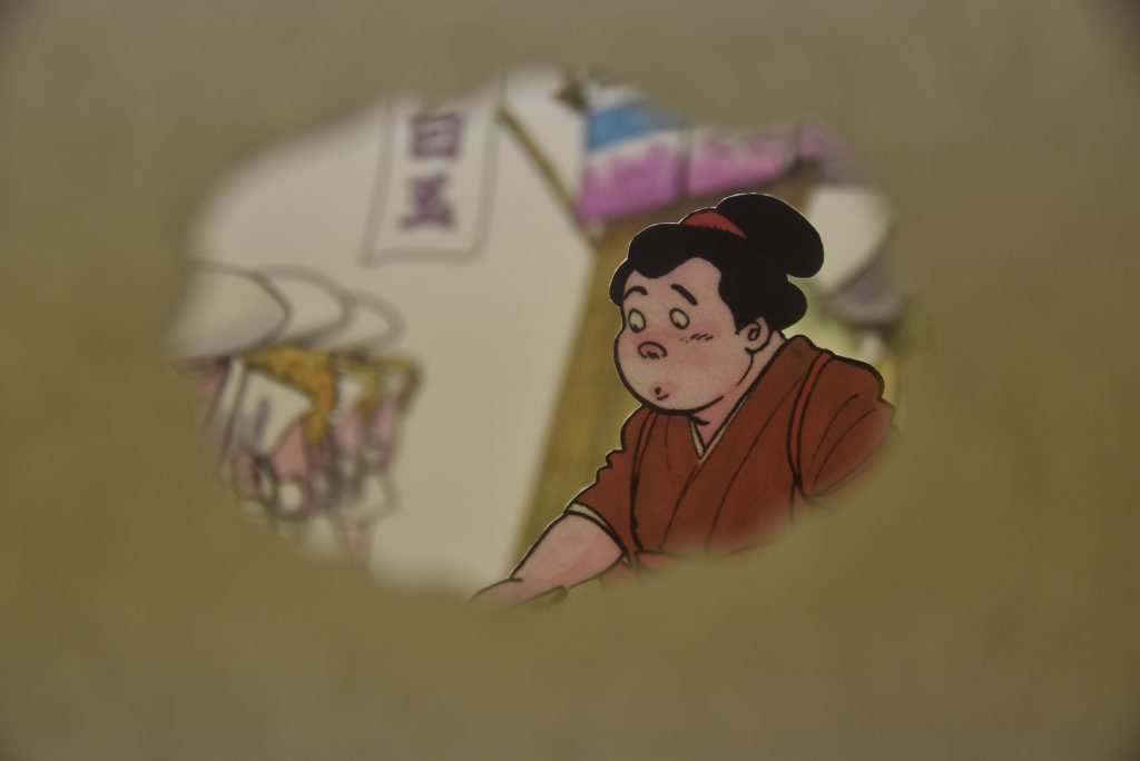 やぶれたふすまの穴をのぞくと、江戸時代の風景が