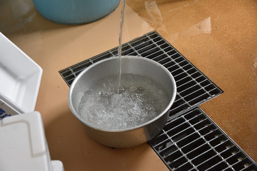 おもむろにハルオ先生がたらいに氷と水を。これもご家庭では、普通のボウルで十分ですから