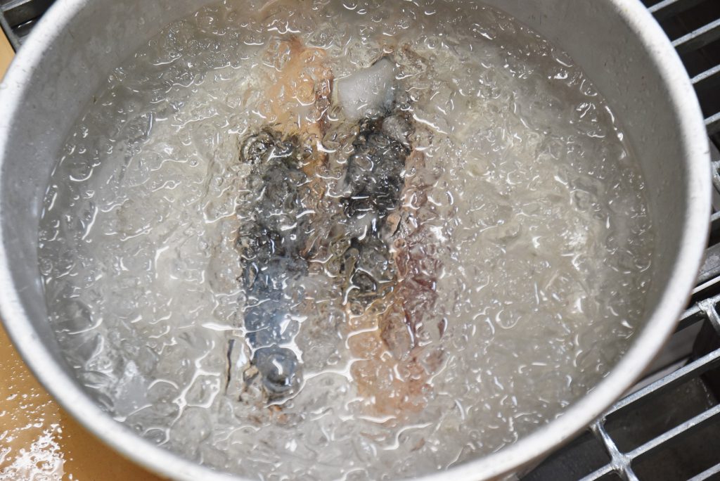 用意しておいた氷水に入れて身を締めます