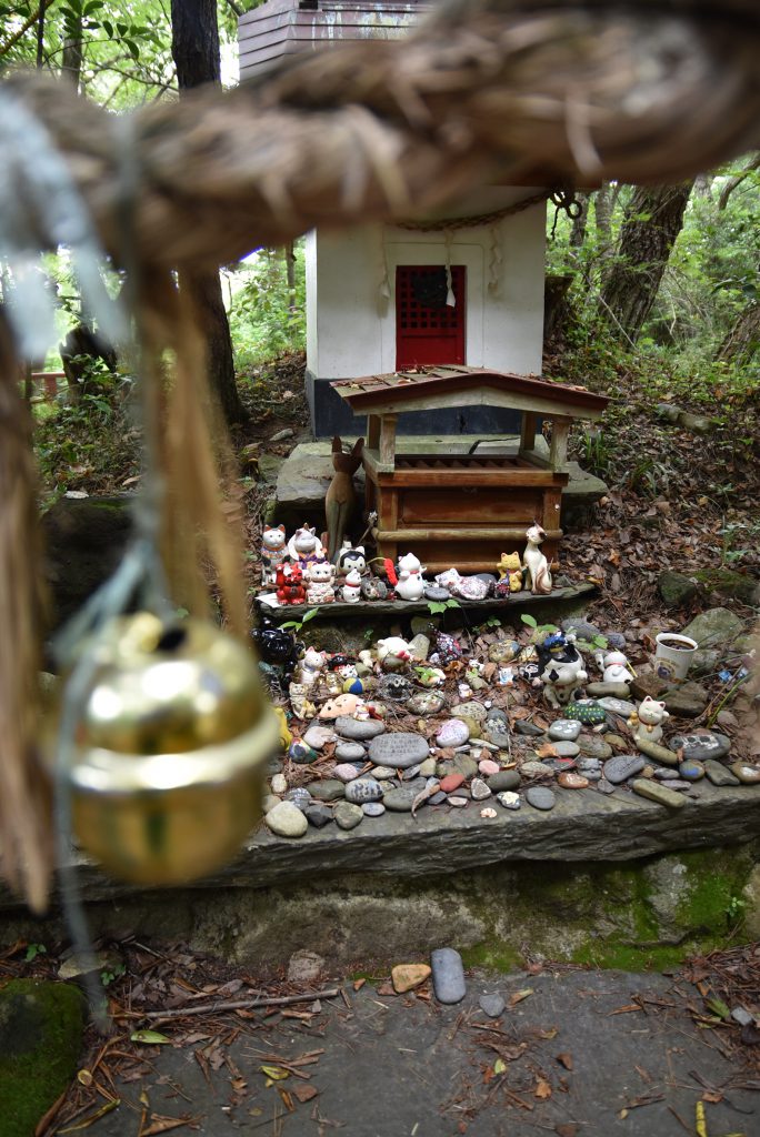 島の大漁を祈願して、猫を祀った神社とも言われます