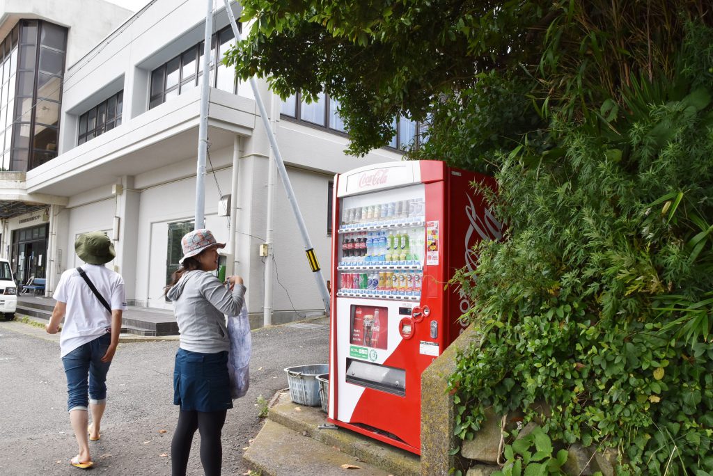 島に2台あるという自動販売機も多くが売りきれで…