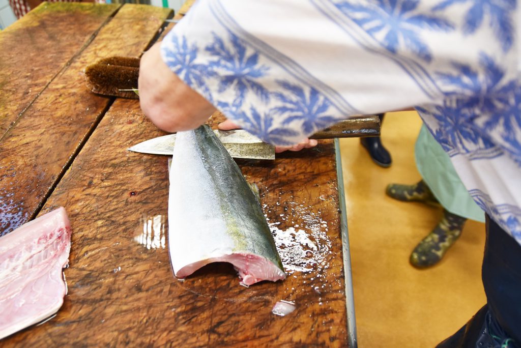 尾の方から貫通させて