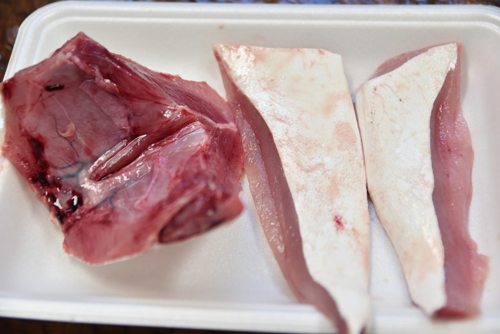 カマとはらすは、最もおいしい部位。アラと一緒に煮てもいいが、単体で塩焼きにしても
