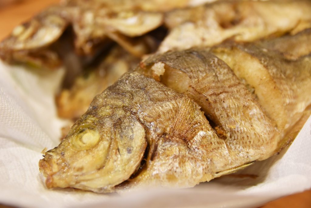 タナゴは唐揚げに。ふんわりとした身が美味!