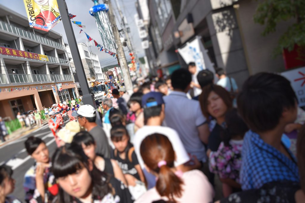 今年の本祭り8月1日は平日だというのに、この人出!