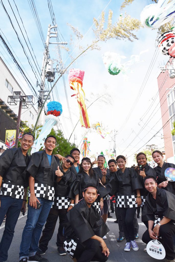 祭りのクライマックス『大漁踊り』には海外のチームもたくさん参戦