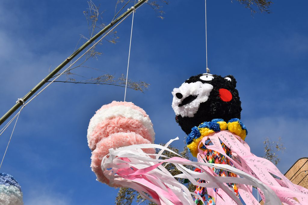 毎年、さまざまなチームが手作りで制作する巨大な七夕飾り。今年は『くまもん』も登場しました